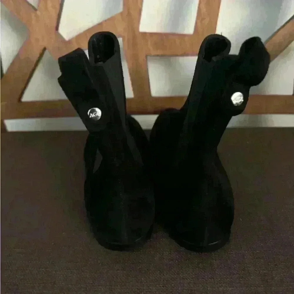 A G L
Leather ankle boot with elastic used like a new - Picture 9 of 11